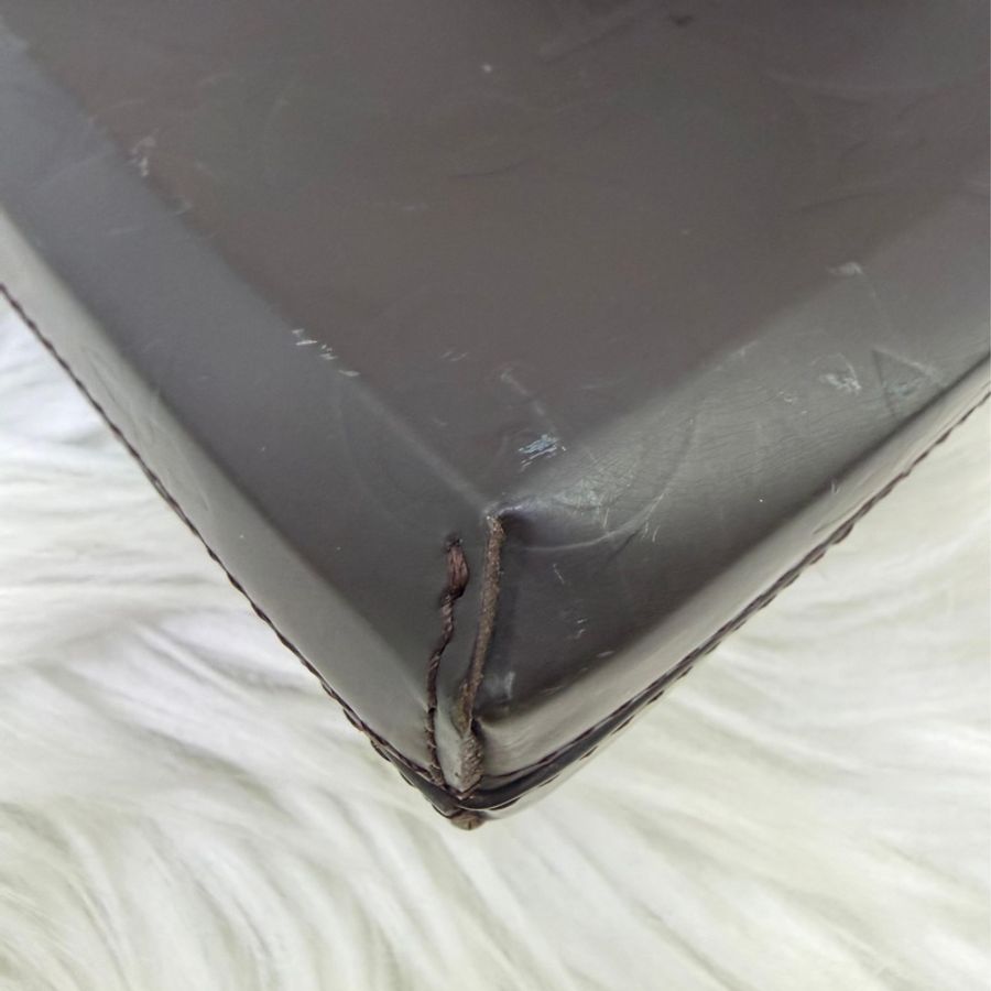 這款產品是Louis Vuitton Monogram Glace Ray 皮革化妝包。-4