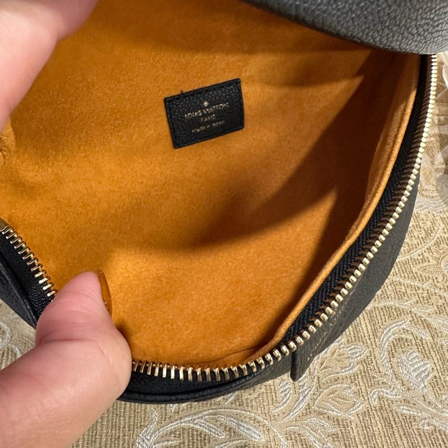 LV 黑牛皮壓紋金釦Bumbag拉鍊胸口腰包M44812-7
