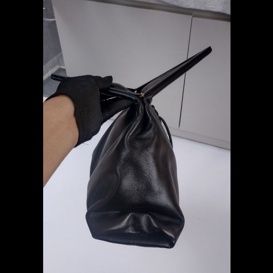 BV 三角下蓋黑皮革大手拿包-5