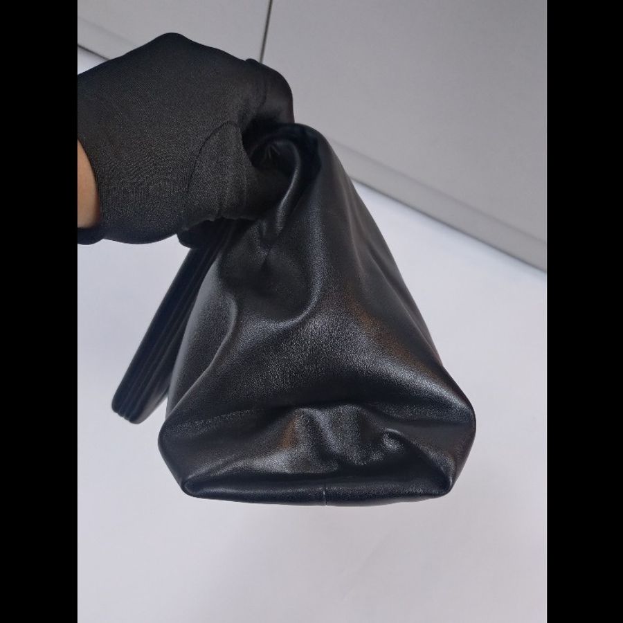 BV 三角下蓋黑皮革大手拿包-8