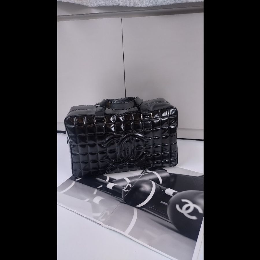 Chanel 黑亮皮方格吐司型手提波士頓包-0