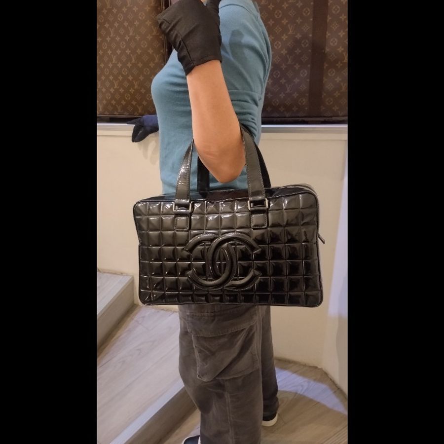 Chanel 黑亮皮方格吐司型手提波士頓包-2