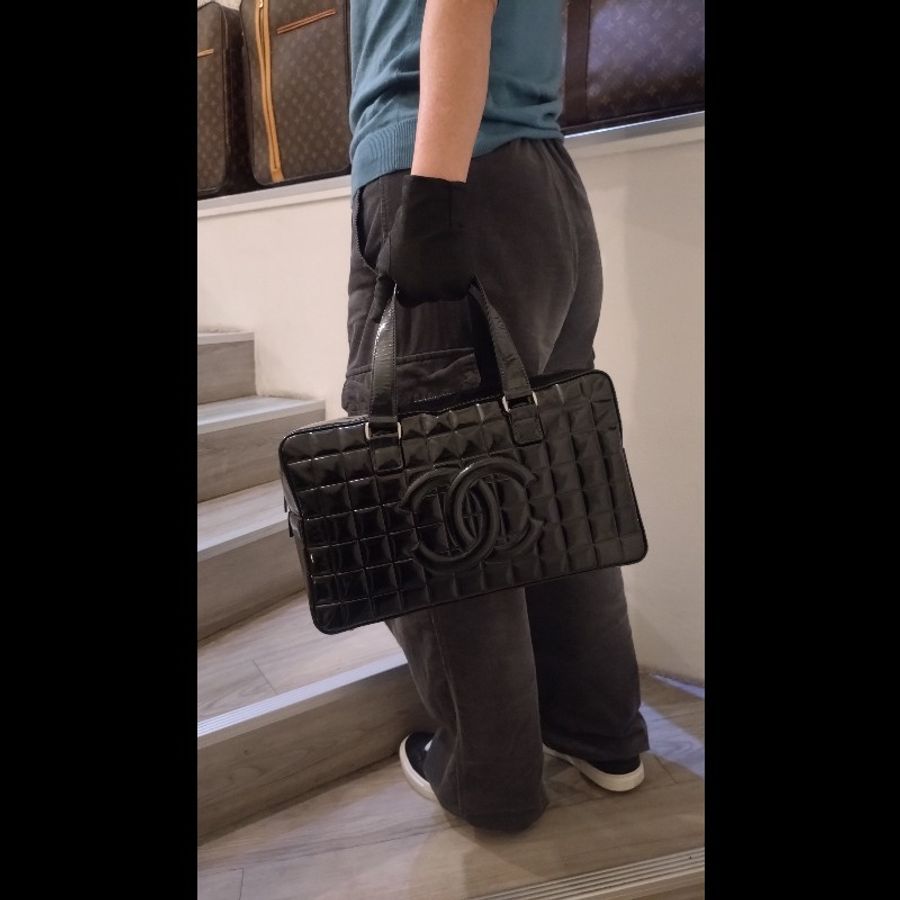 Chanel 黑亮皮方格吐司型手提波士頓包-4