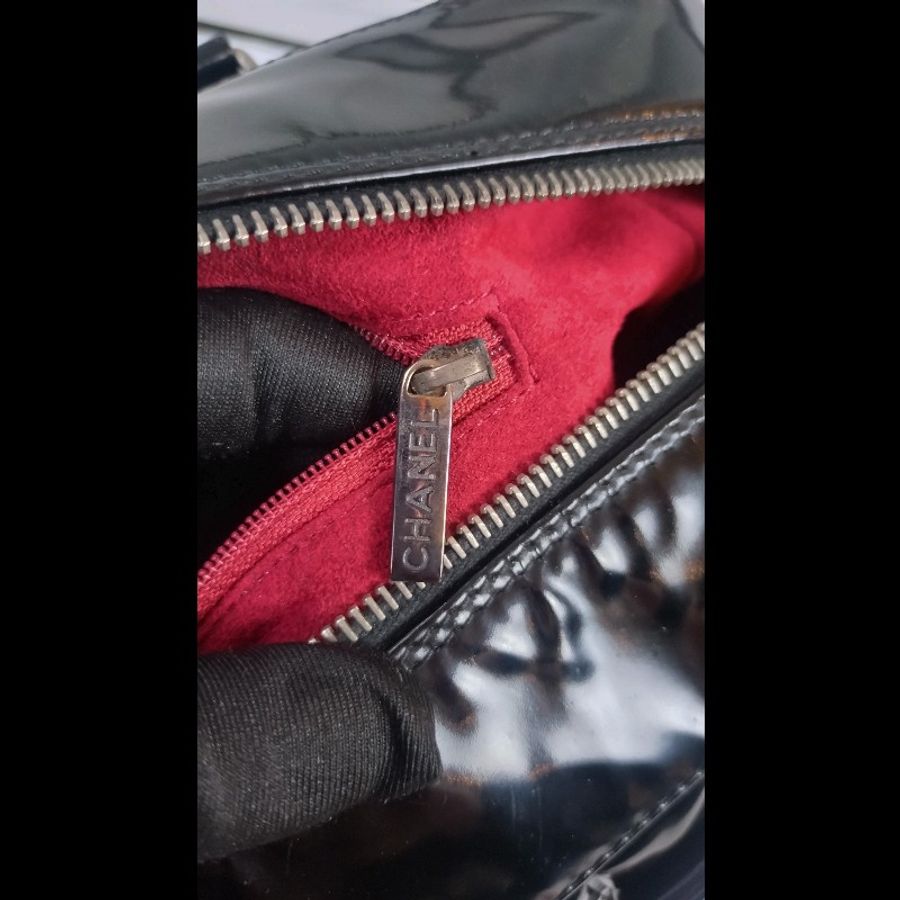 Chanel 黑亮皮方格吐司型手提波士頓包-17