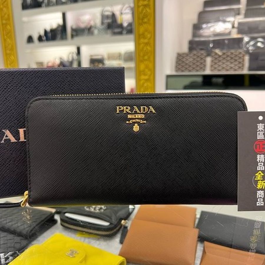 東區正精品㊣PRADA 1ML506 全新黑色防刮牛皮金字LOGOㄇ拉長夾皮夾 RZ3847-0
