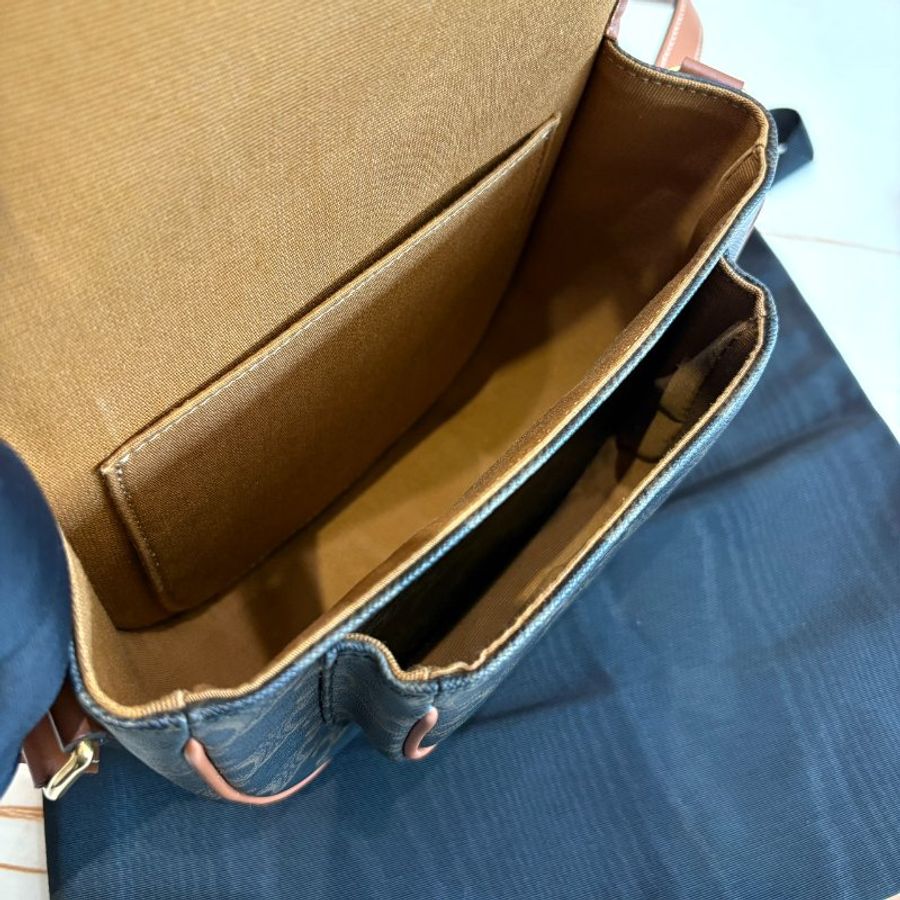 *SHIHNA名牌精品* CELINE Folco Triomphe印花 牛皮釦式馬鞍包-7