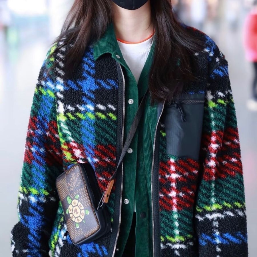 LV x NIGO 聯名限定款 經典格紋烏龜斜挎包 尺寸約長11cm 寬3.5cm 高19cm-8