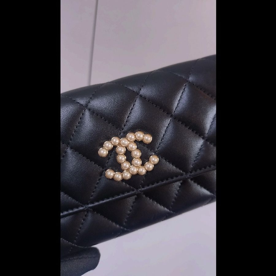 Chanel 珍珠雙C黑羊皮菱格下蓋中夾-3