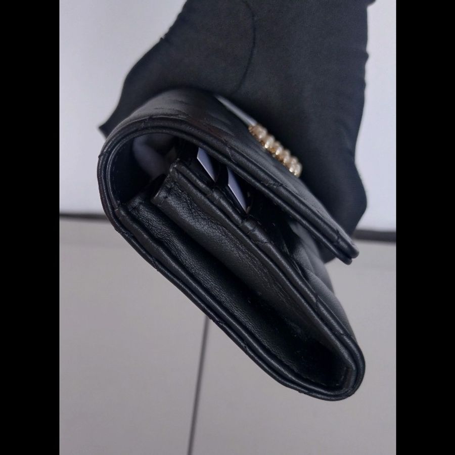 Chanel 珍珠雙C黑羊皮菱格下蓋中夾-5