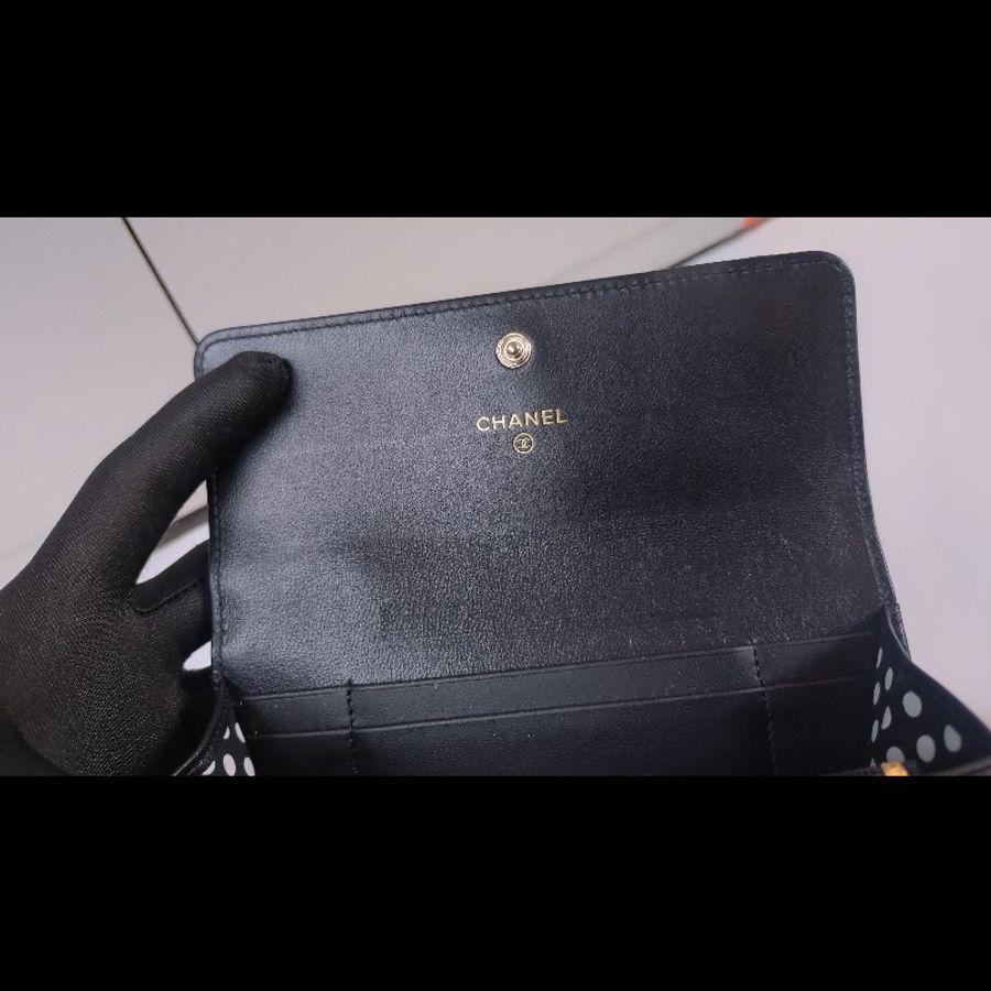 Chanel 珍珠雙C黑羊皮菱格下蓋中夾-15