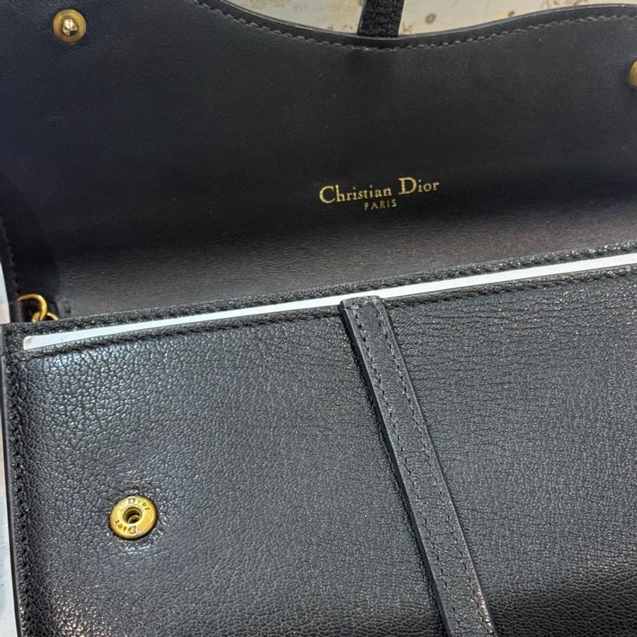 Saddle 附鏈帶長夾 黑色山羊皮 WOC-4