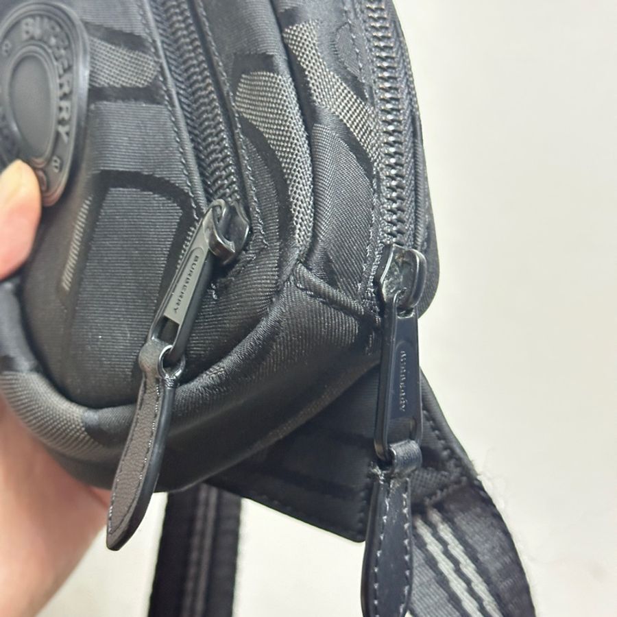 Burberry 巴寶莉 經典立體圓盤 LOGO Monogram 尼龍腰包/胸口包 (黑色/95新)-4
