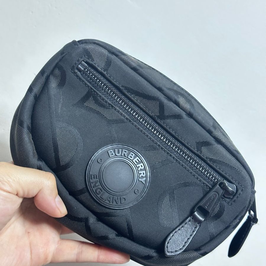 Burberry 巴寶莉 經典立體圓盤 LOGO Monogram 尼龍腰包/胸口包 (黑色/95新)-5