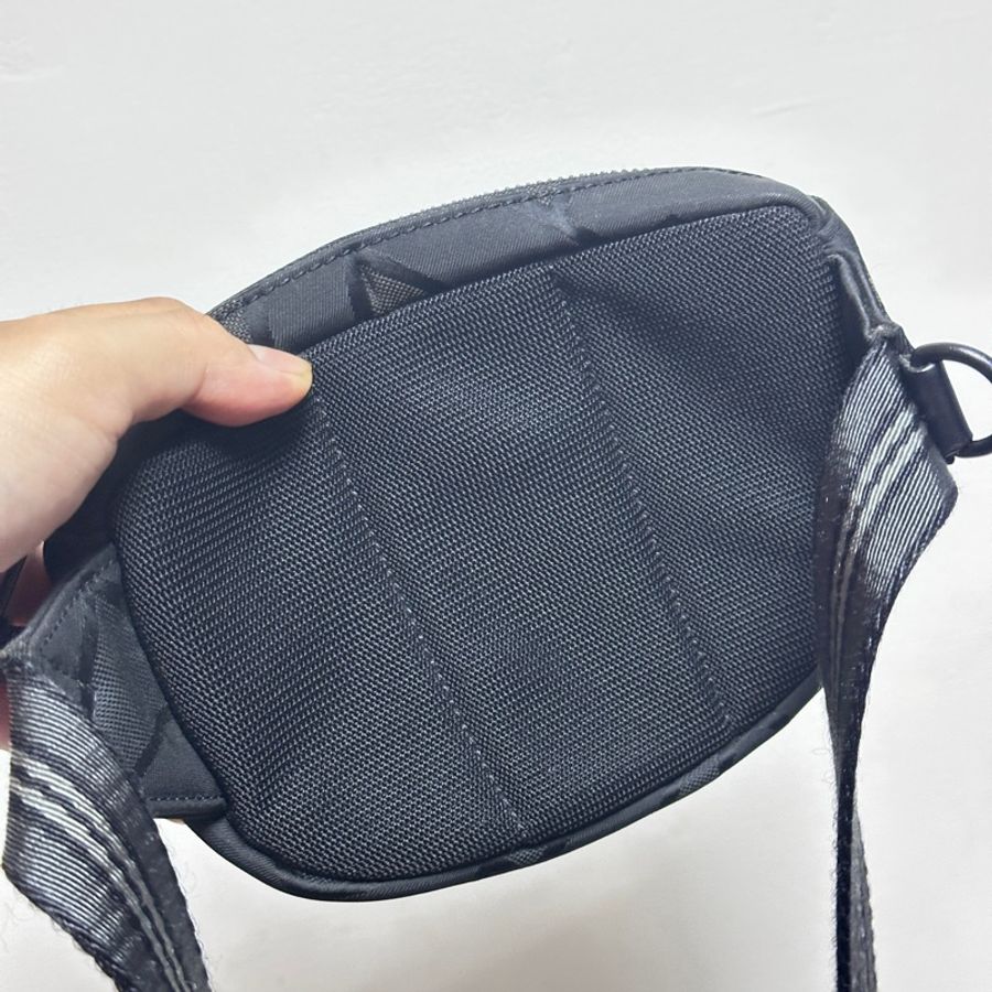 Burberry 巴寶莉 經典立體圓盤 LOGO Monogram 尼龍腰包/胸口包 (黑色/95新)-6