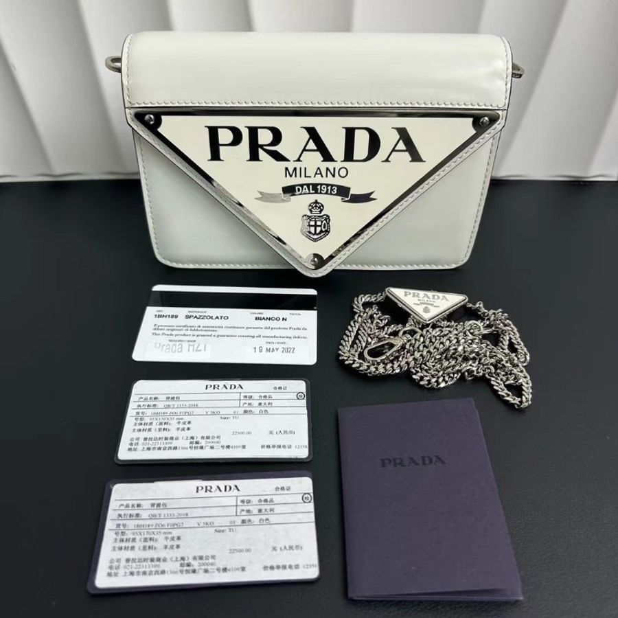 Prada 大三角標鏈條斜背包 芯片款9.5x17x35cm 98新鏈條塵袋-1