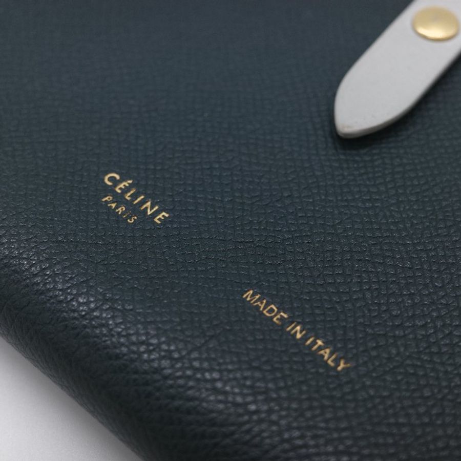 出國必備款♥️ Celine 思琳 Strap 大號 綠色粒面小牛皮 扣帶長夾 可以放護照（超級大容量）-7