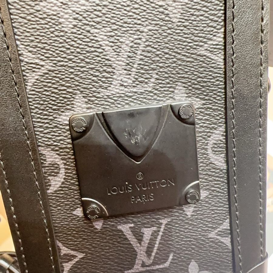 LV 黑灰原花黑釦S-Lock直立式斜背包-4