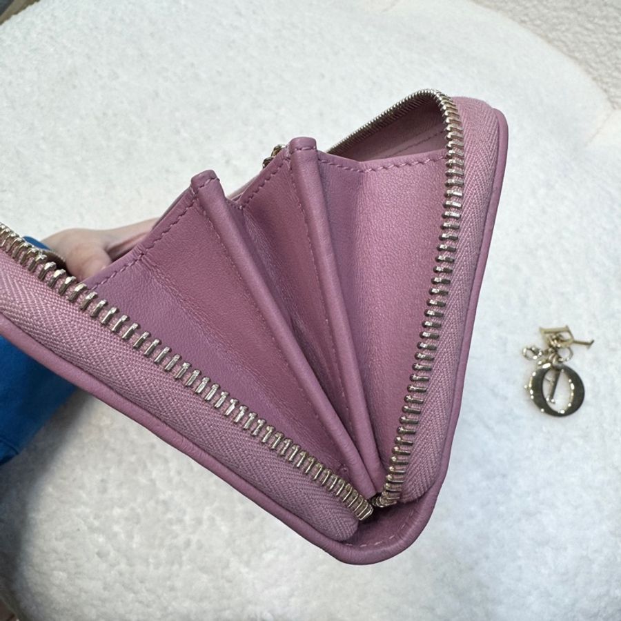 DIOR粉紫色藤格紋羊皮Lady Dior Voyageur長夾S0007ONMJ-9