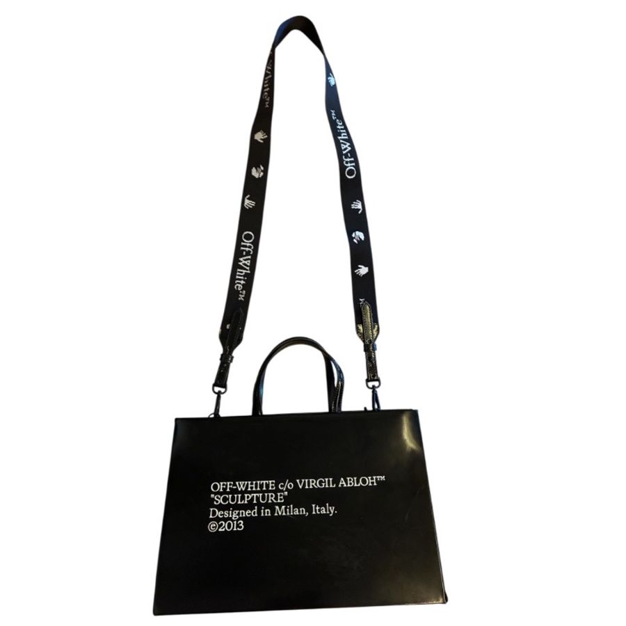 Off-White™ 黑色漆皮大容量硬底手提包/斜跨包 (34x23x14) 可放筆電iPad 不下垂 醒目LOGO 工業風背帶(108cm) Binder Clip 繫繩 個性時尚 百搭實用-10
