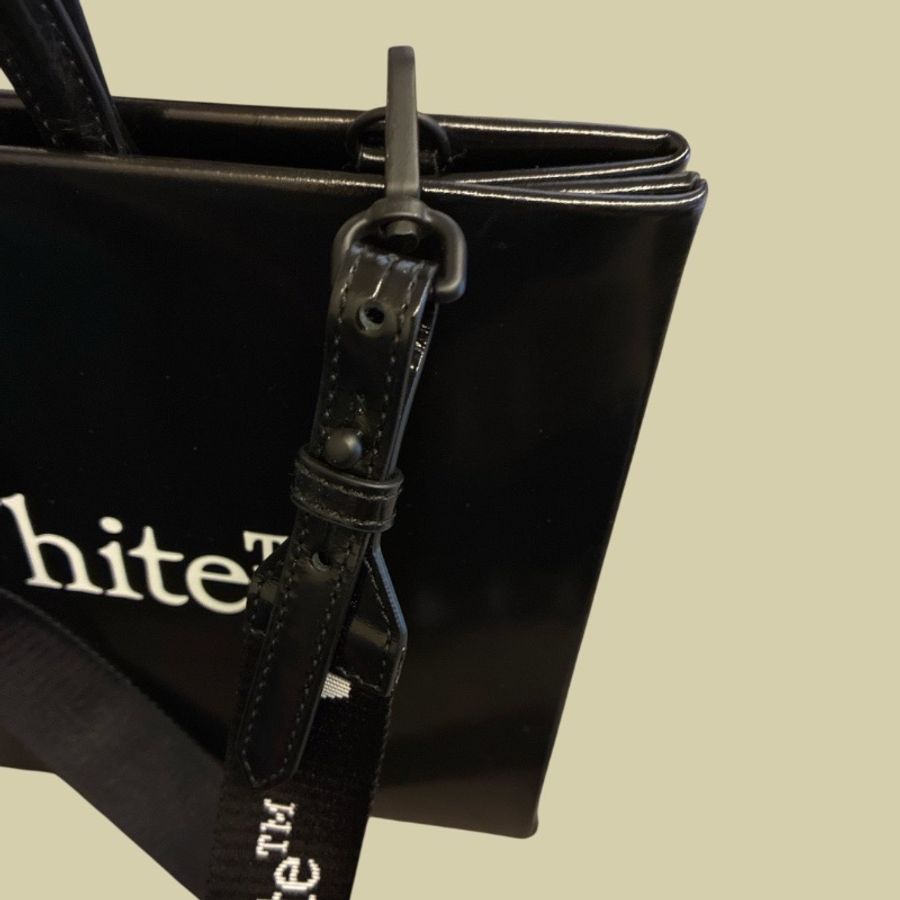 Off-White™ 黑色漆皮大容量硬底手提包/斜跨包 (34x23x14) 可放筆電iPad 不下垂 醒目LOGO 工業風背帶(108cm) Binder Clip 繫繩 個性時尚 百搭實用-16