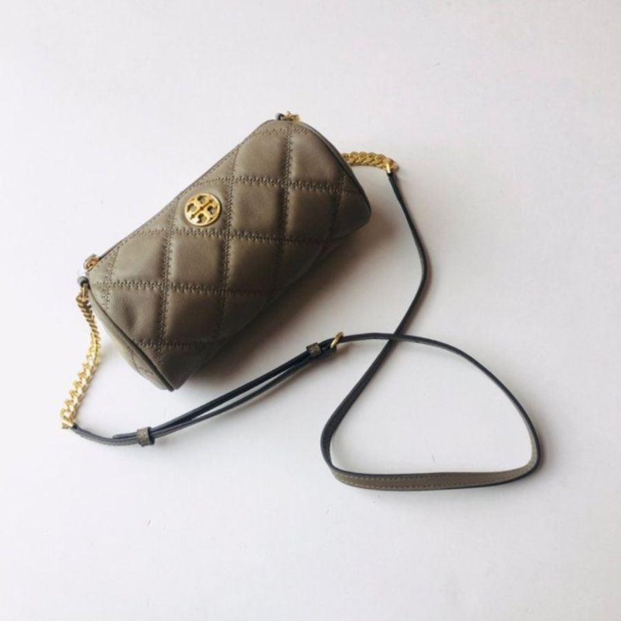 【TORY BURCH】高質感小羊皮菱格紋圓筒斜背小包-岩石灰-0