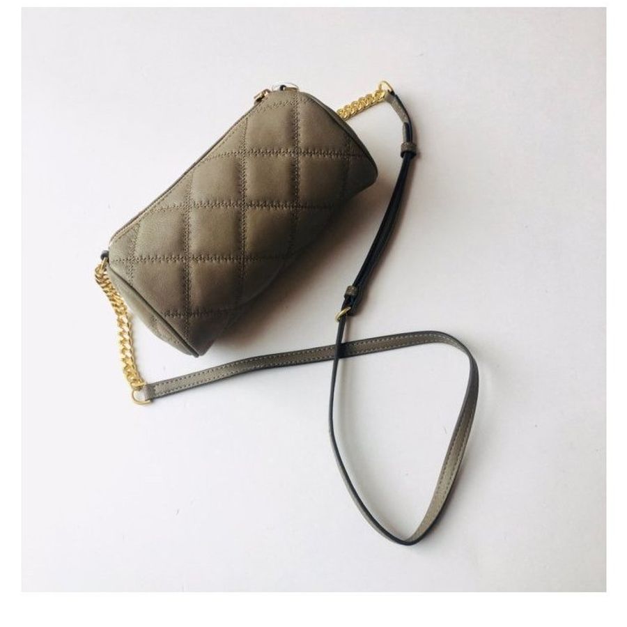 【TORY BURCH】高質感小羊皮菱格紋圓筒斜背小包-岩石灰-2