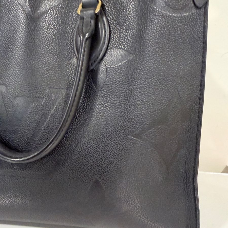 Louis Vuitton✨LV On the go 中號托特包 黑色壓紋 全皮芯片款-8
