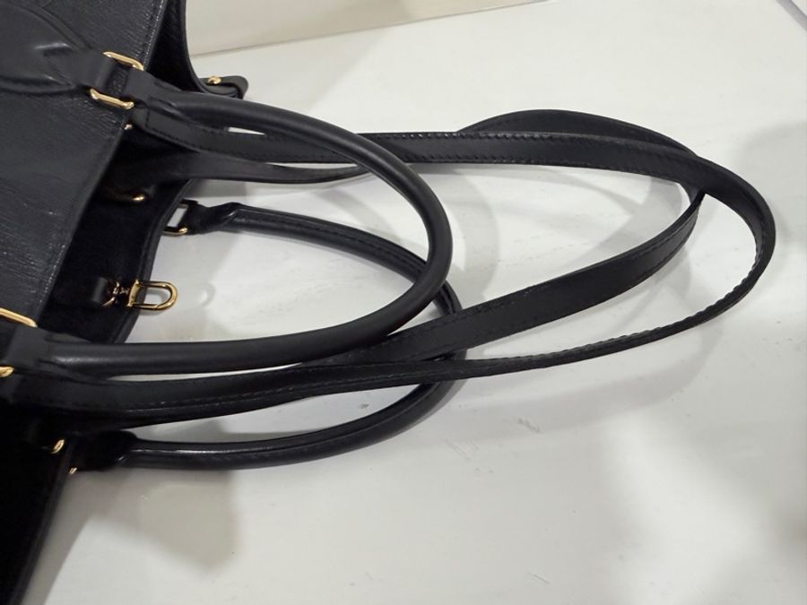 Louis Vuitton✨LV On the go 中號托特包 黑色壓紋 全皮芯片款-24