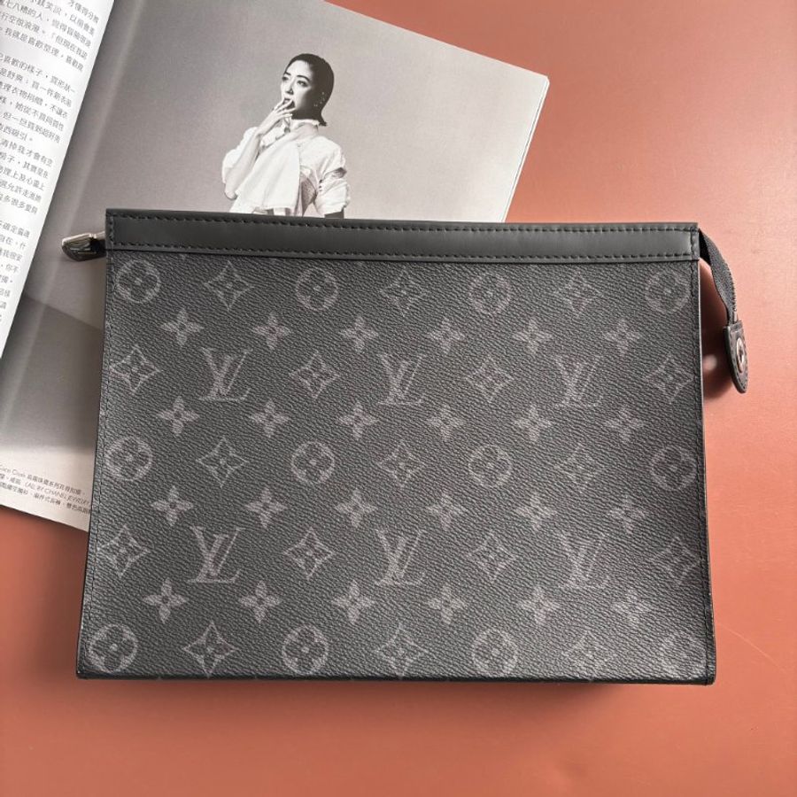 ::LOUIS VUITTON:: LV M61692 黑花紋省拿包 手袋 Pochette Voyage MM-0