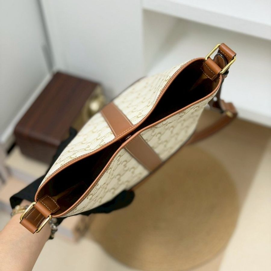 (迎接夏日的白色🌞)🏷️Celine 瑟琳.Triomphe 老花水桶包 小號/客人寄賣-13