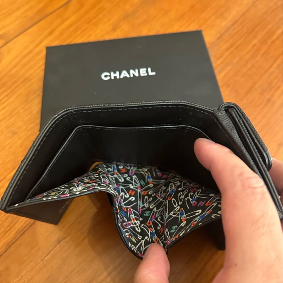 CHANEL 黑荔枝蛇鏈雙C雙面釦三折短夾-13
