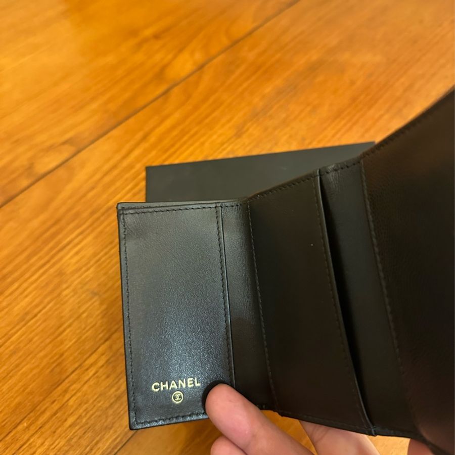 CHANEL 黑荔枝蛇鏈雙C雙面釦三折短夾-15