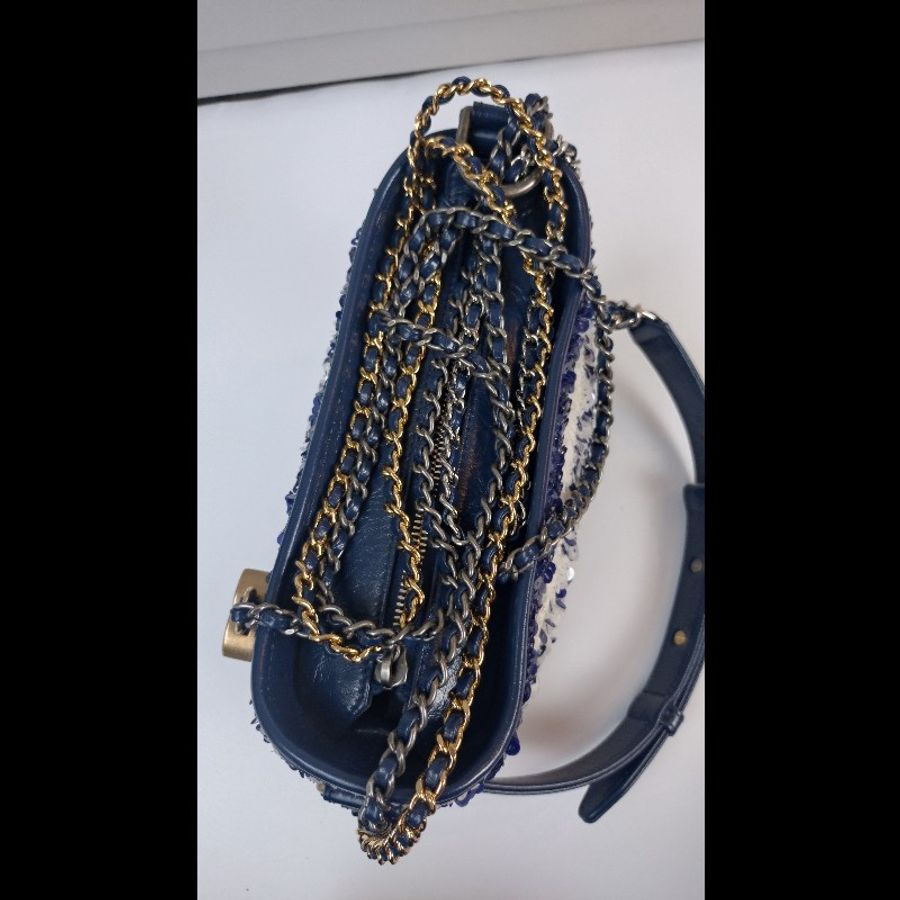 Chanel 藍白亮片秀款小號流浪斜背包-21