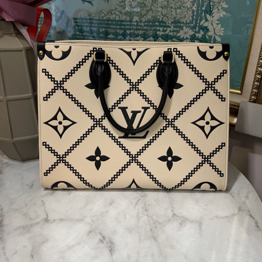 LV 白黑雙色牛皮壓紋拼黑立體刺繡On The Go MM金釦手提肩背托特包M46016-0