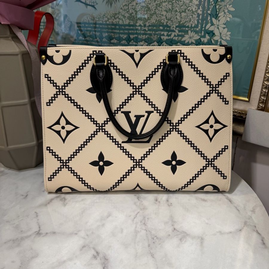 LV 白黑雙色牛皮壓紋拼黑立體刺繡On The Go MM金釦手提肩背托特包M46016-1