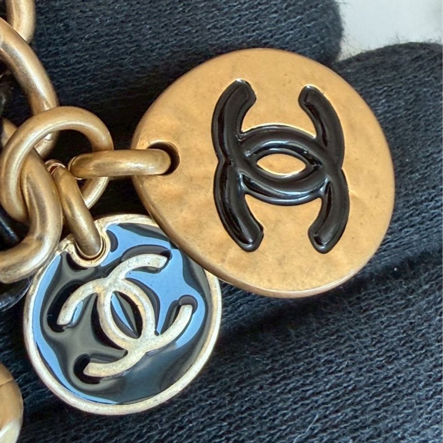 Chanel✨2024K復古金幣皮穿鏈條黑金荔枝皮金幣CF23 中號 晶片款-28