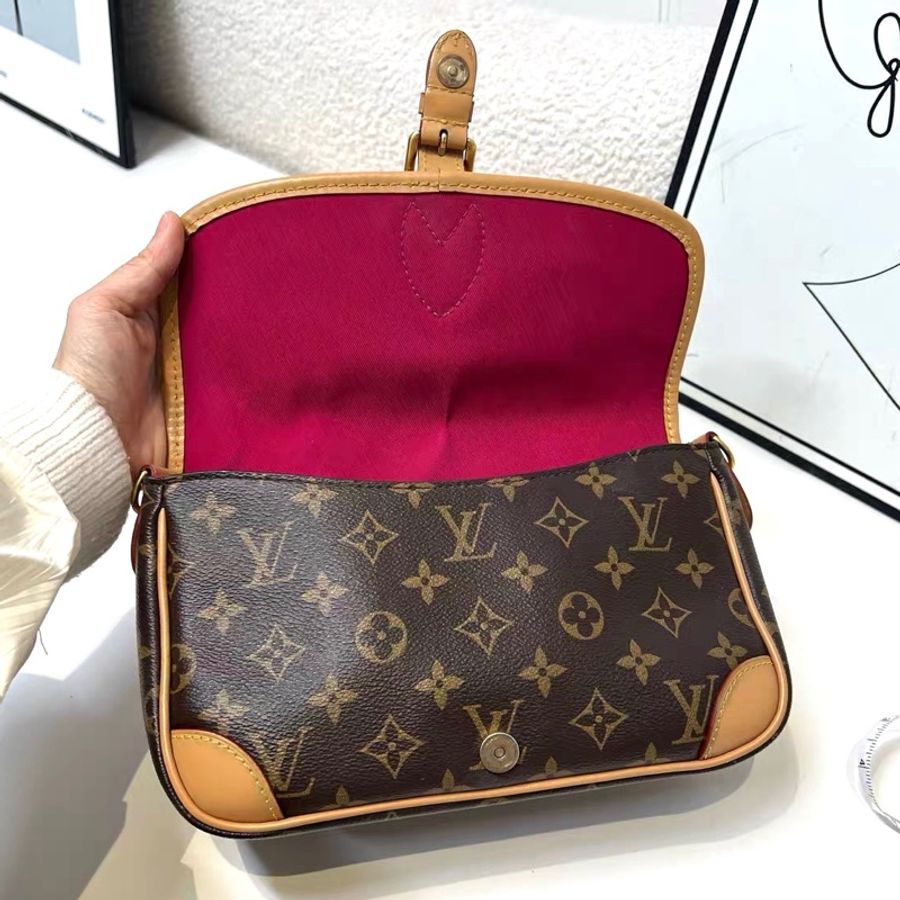 【96新 ✨狀況超好!】LV Diane法棍包粉肩帶 芯片款 經典老花(賣得快~下單前先詢問庫存❗️)-9