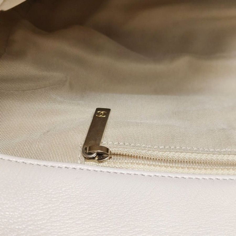 Chanel 19BagMaxi皮菱格絎縫穿皮雙C扣斜背包單肩包-14
