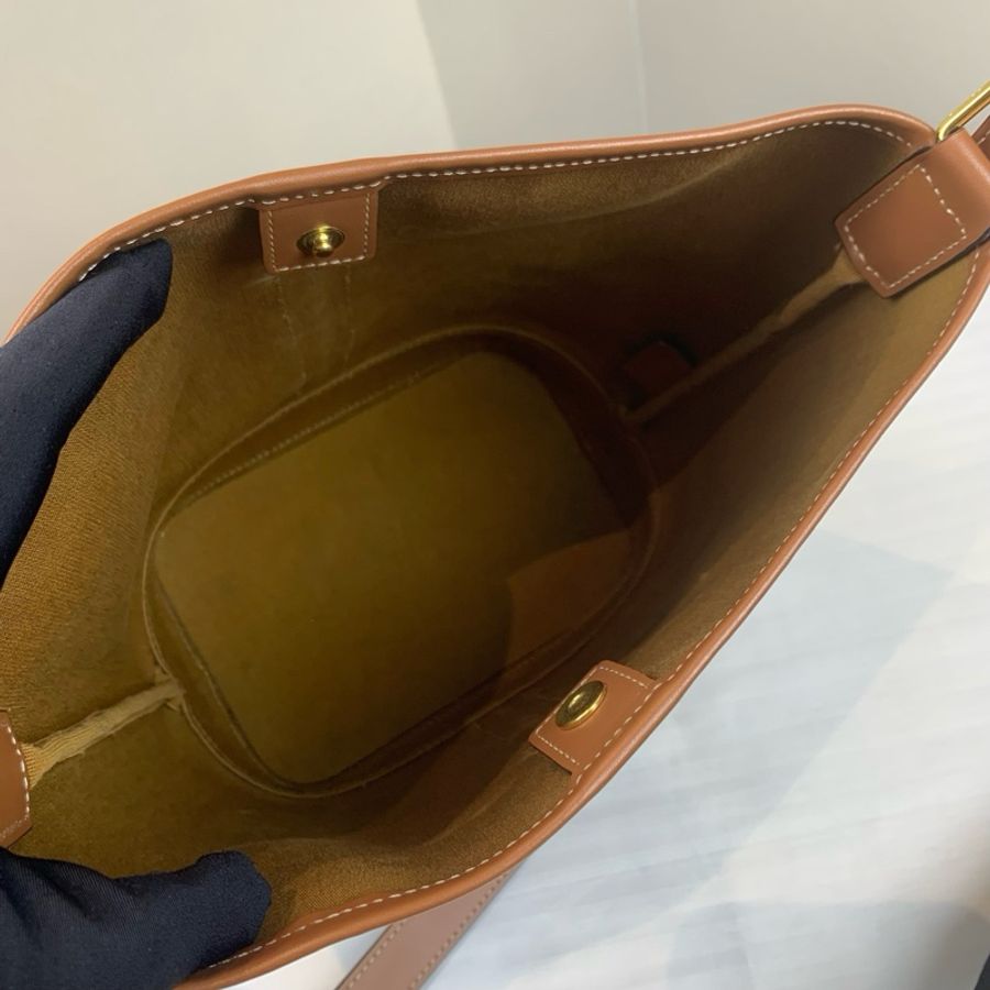 賽琳/Celine 中號標誌印花桶包 (18 x 13 x 22釐米)；61%塗層帆布，39%小牛皮；100%棉 配搭簡潔方便-4