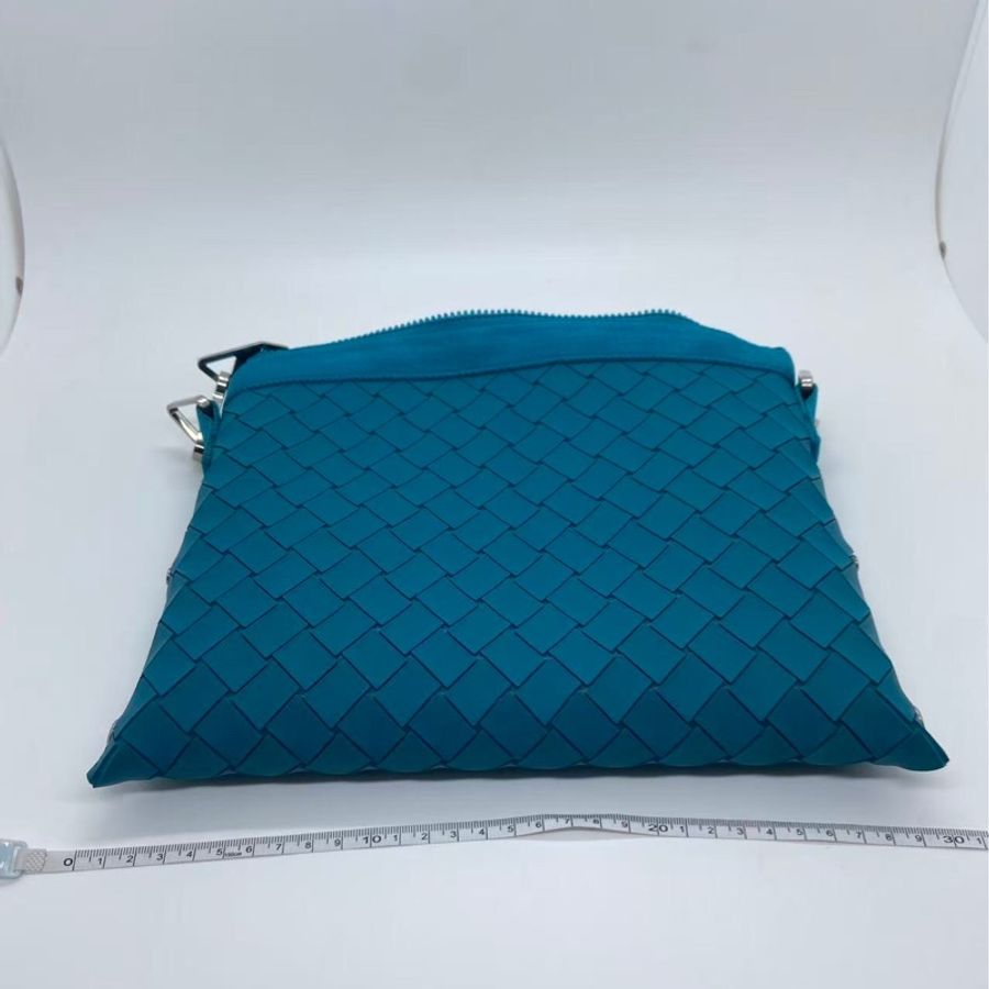 Bottega Veneta 湖水藍橡膠材質斜挎包,邊角有磨損泛黑帆布有泛黑-7