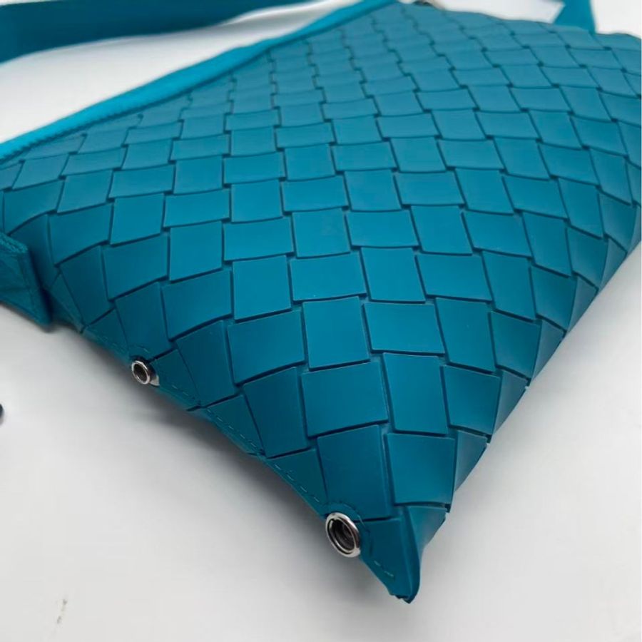 Bottega Veneta 湖水藍橡膠材質斜挎包,邊角有磨損泛黑帆布有泛黑-11