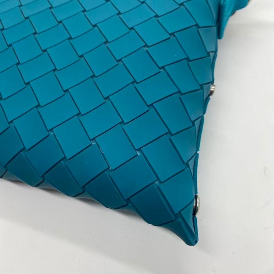 Bottega Veneta 湖水藍橡膠材質斜挎包,邊角有磨損泛黑帆布有泛黑-13