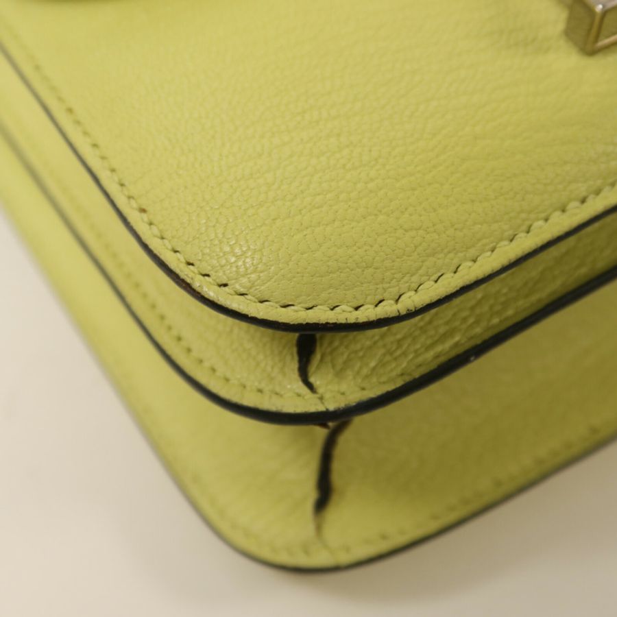 HERMES Chevre皮革Constance Mini銀扣肩背袋Jaune Bourgeon-10