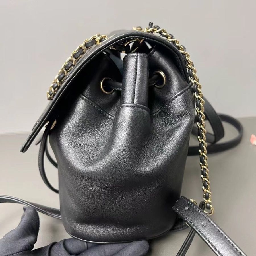 Chanel 金扣浮雕 大logo黑金後背包迷你小書包 羊皮 16*18*12cm 9新配件保卡塵袋-4
