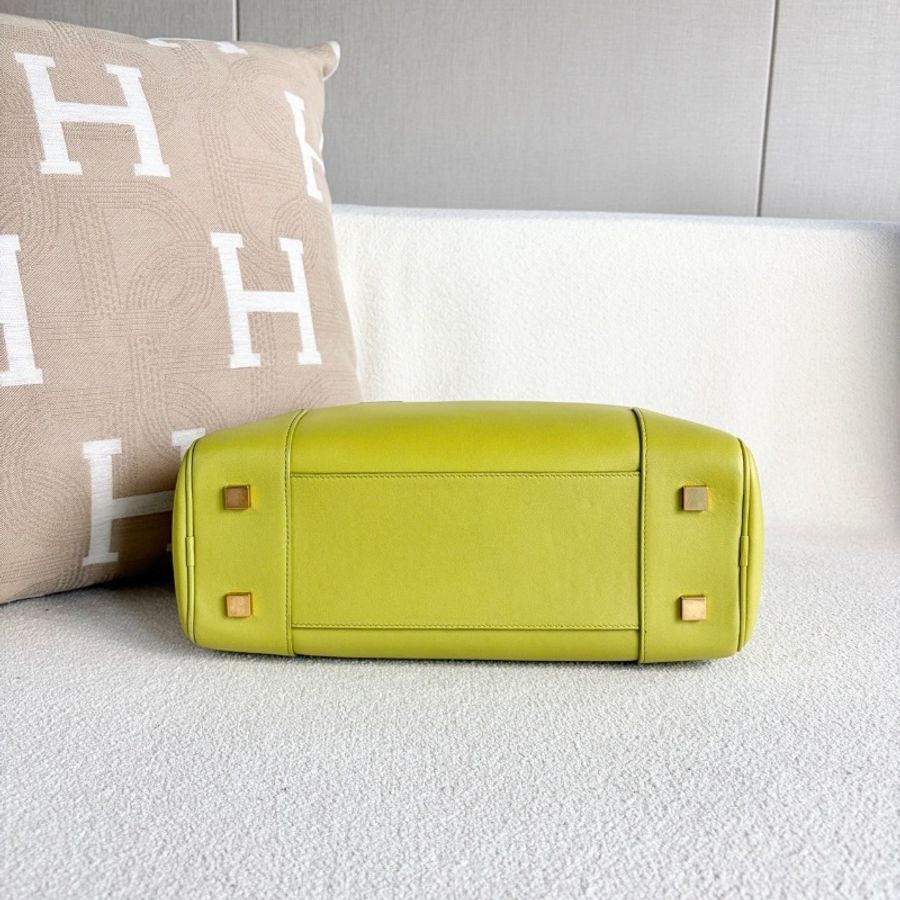 Loewe Amazona28手提斜背包酪梨綠金扣 28.5*17*10 98新配件肩帶 鑰匙 鎖 塵袋-6