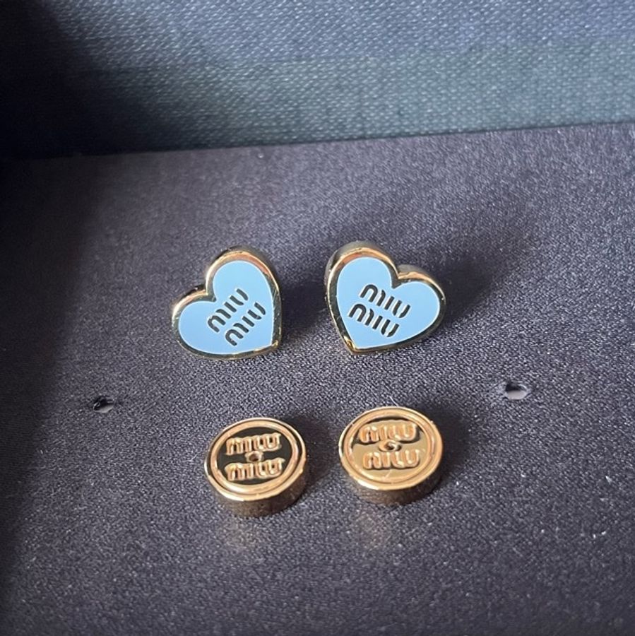 Miu Miu日本限定💙罕有Baby Blue粉藍色 愛心耳環-1