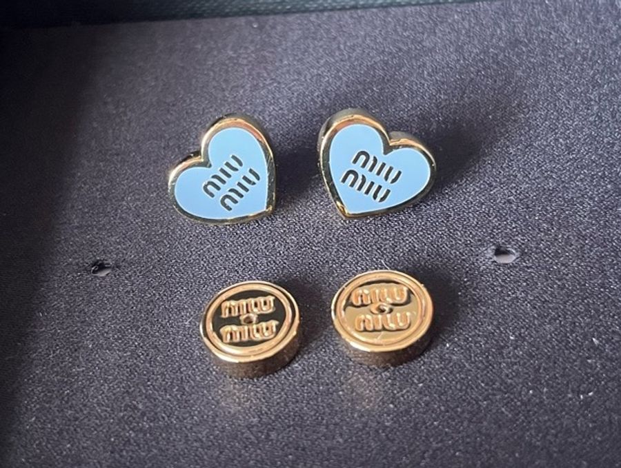 Miu Miu日本限定💙罕有Baby Blue粉藍色 愛心耳環-6