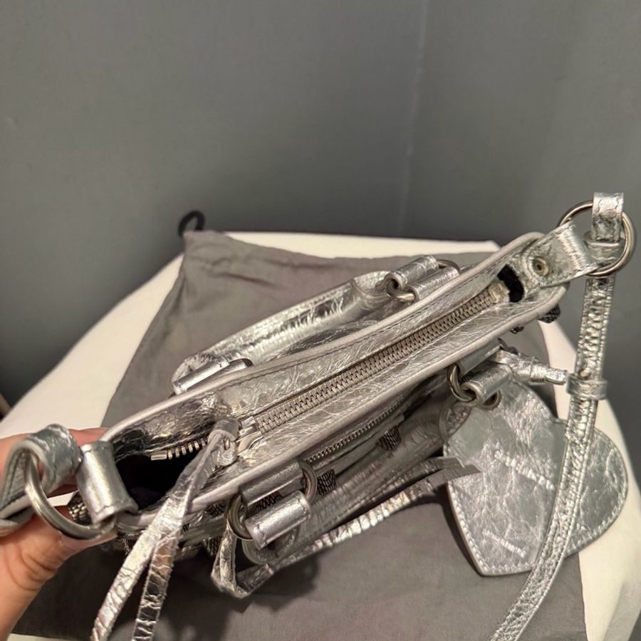 Balenciaga 巴黎世家 鞣製小羊皮 機車包 斜背包 銀-21