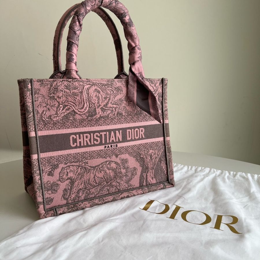 Dior動物園粉色小號Book Tote+送一條綁在提把粉色絲巾喔🫶-5