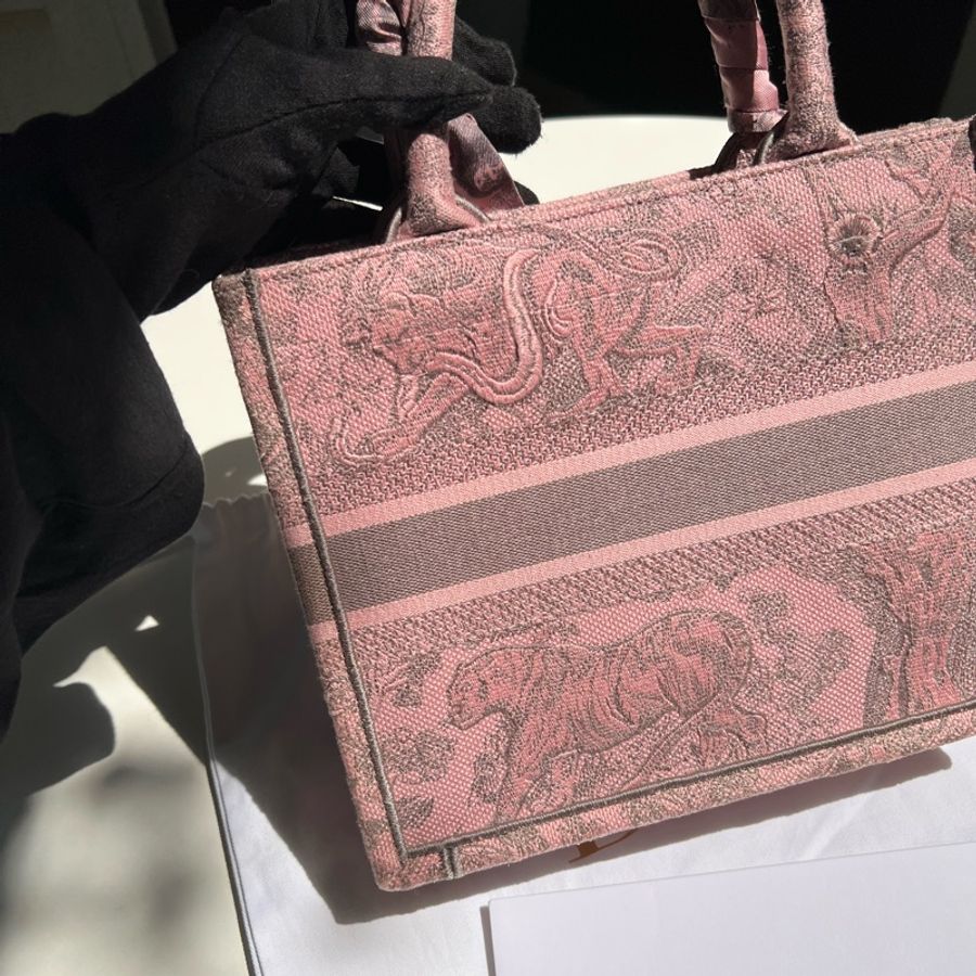Dior動物園粉色小號Book Tote+送一條綁在提把粉色絲巾喔🫶-8